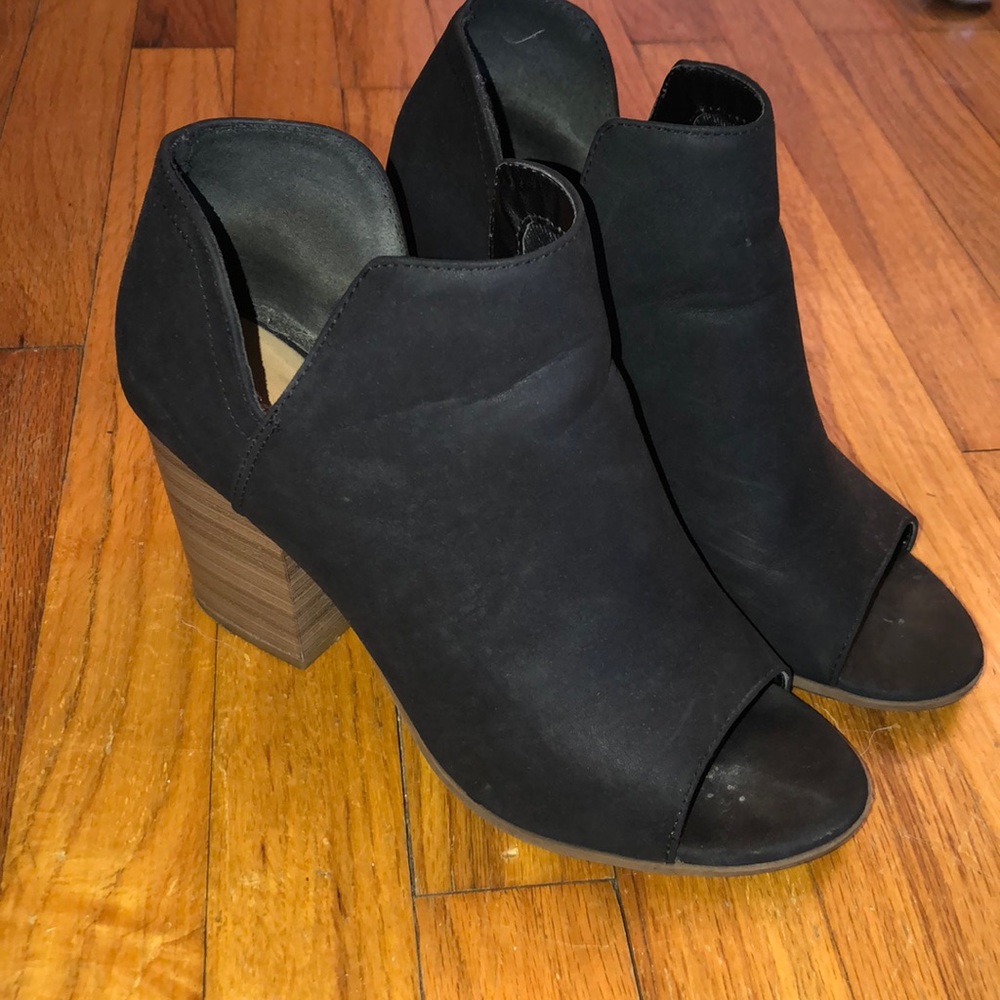 Black w/tan heel booties!
